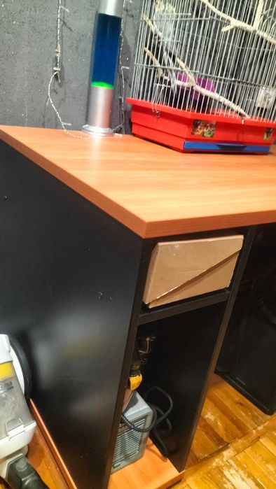 Письмовий стіл зручний