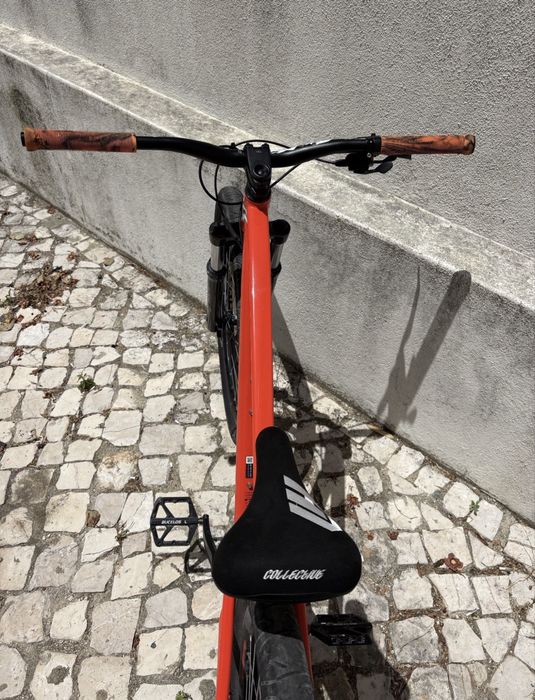 Bicicleta de btt montada para grau