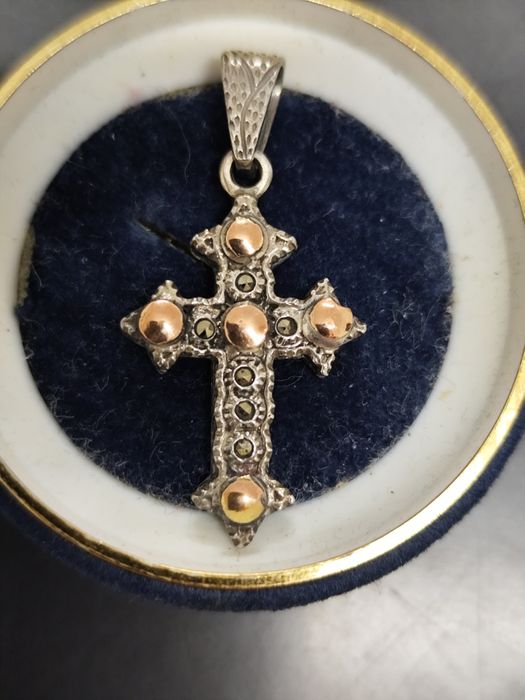 Cruz centenária de prata e ouro com 3 punções de lei.