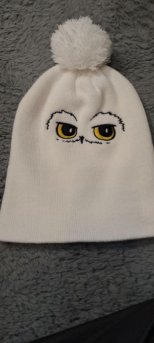 Biała czapka z pomponem z motywem sowy Hedwigi z serii Harry Potter