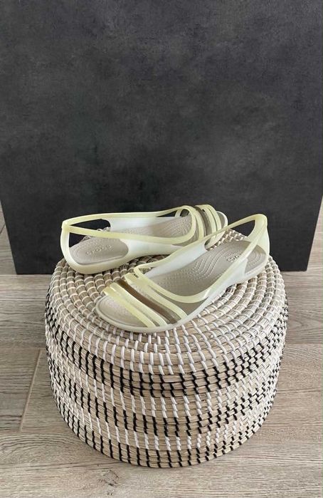 Crocs sandały Isabella Huarache Flat W Oyster/Walnut W9 39/40
