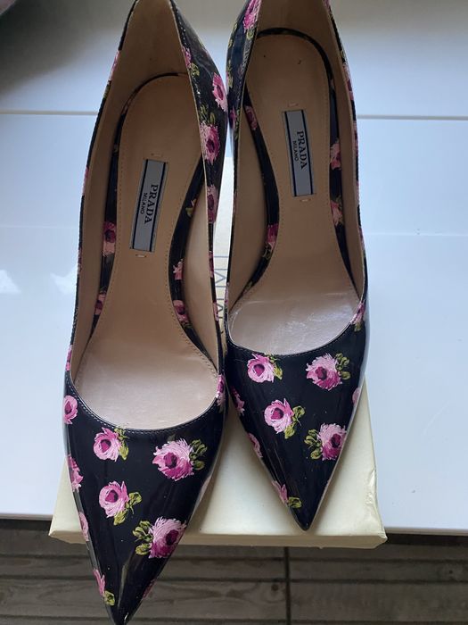 PRADA шікарні туфлі з квітковим принтом. Лаковані.