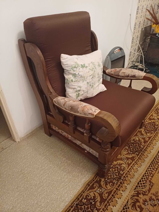 Conjunto de 2 sofás e cadeira de madeira