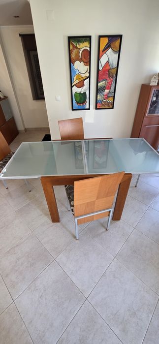 Mesa de sala extensível e 4 cadeiras