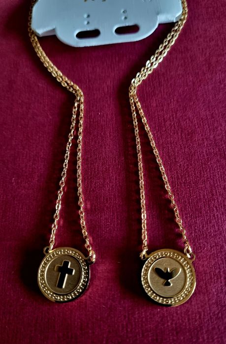 Colar/escapulario dourado, em aço, com medalha da cruz e do espírito santo.