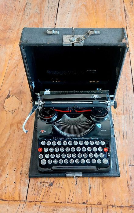 Maszyna do pisania z runą SS - IIWŚ,unikat, w pełni sprawna.