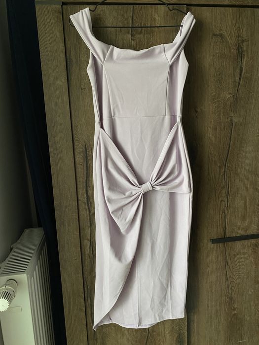 liliowa sukienka midi na wesele koktajlowa dopasowana tuba boohoo