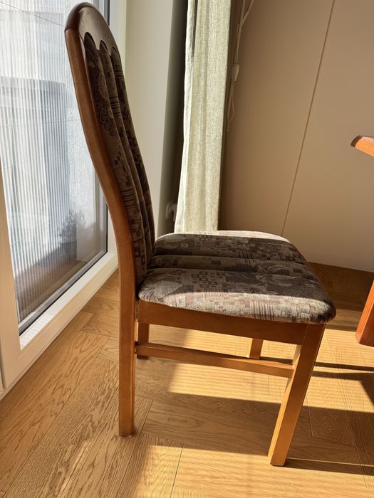 Drewniany stół rozkładany + 6 krzeseł – solidny komplet do jadalni