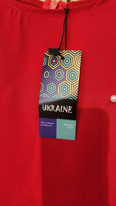 Елегантна Червона Сукня з Пір'ям та Перлинками (Нова, Розмір 48)
​Проп
