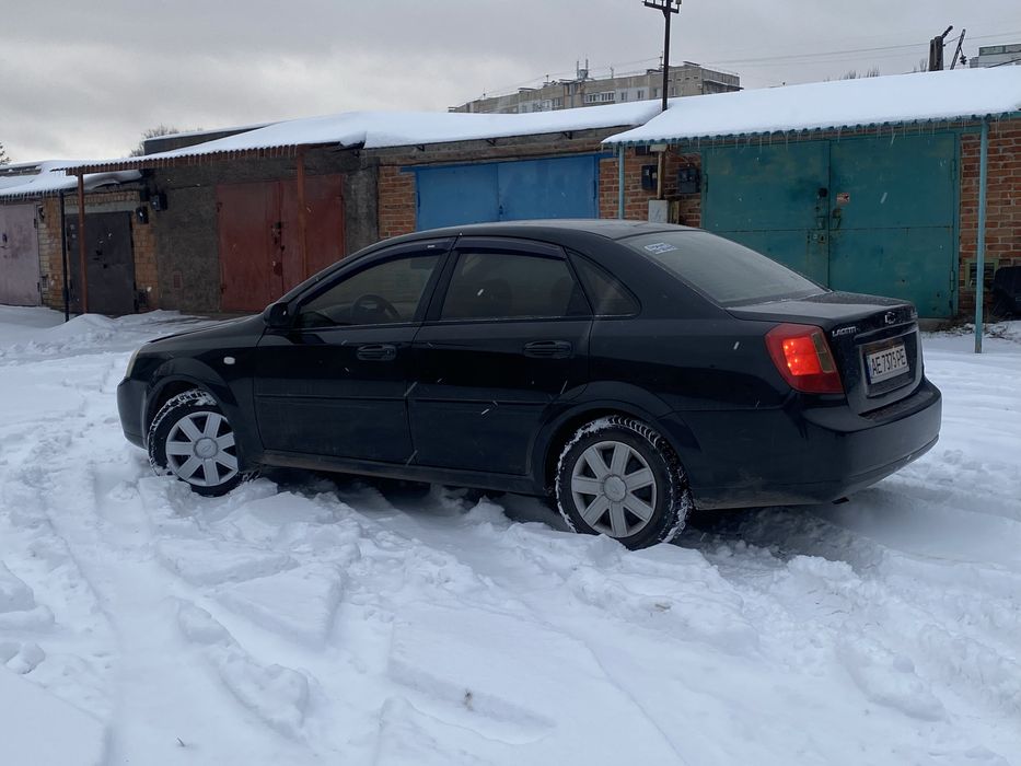 Шевроле Лачетти 2004 год выпуска двигатель 1,6  кпп мех 5 ст.На свои года в отличном визуальном и техническом состоянии.Все стекла родные.Оцинкованный кузов.Замена масла,фильтра,тосол.Зделана Ходовка+развал.Недавно замена  на новое сцепление Luk.Практически новая зимняя резина.Возможен обмен на авто дешевле.На обмен +500 к моей