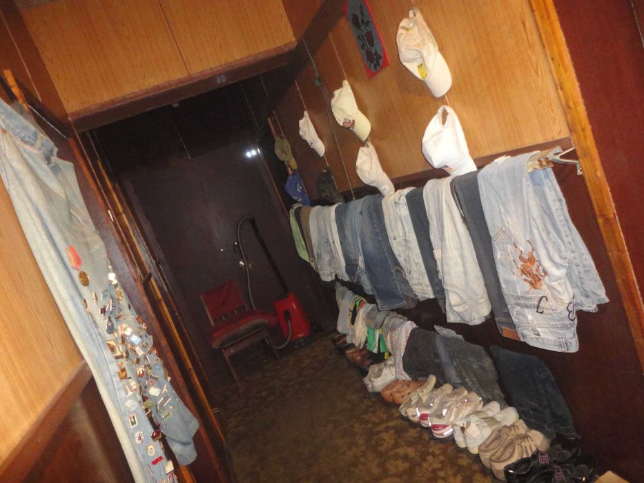 окрема кімната в оренду 20кв.м та гараж 25кв. м. в селі в будинку.