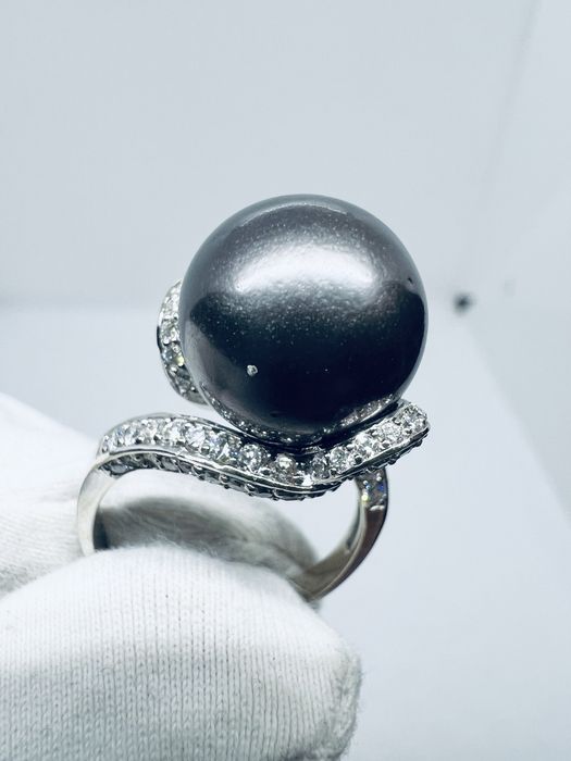 Золота каблучка з натуральними діамантами та чорною перлиною.