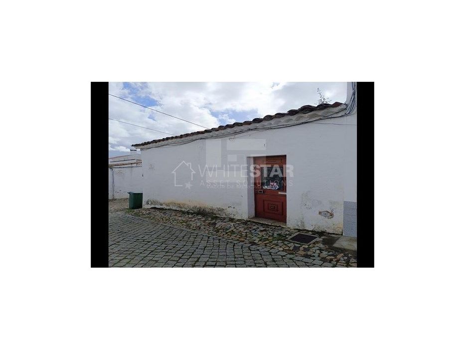 Moradia em ruína no centro da vila da Vidigueira.