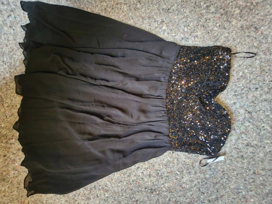 Czarna sukienka na piersi