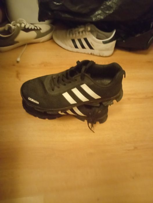 Tênis adidas de cor preta