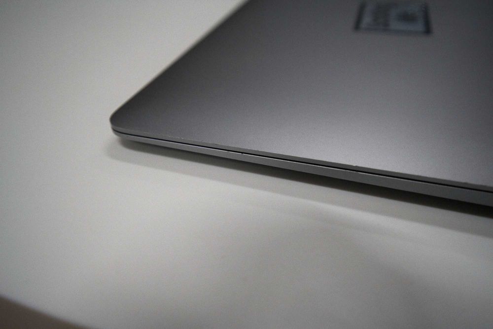 MacBook M1, 512/8, Sonoma 14.8.3, Klawiatura Cyrlica, (Dongle Gratis)