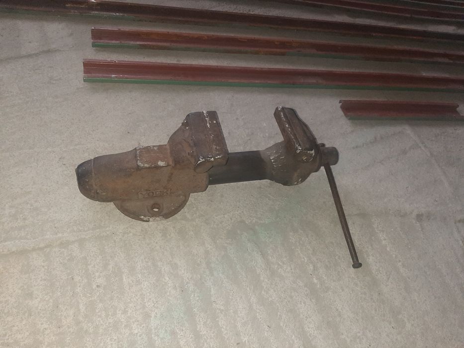 Металеве профільне кріплення на стіну..