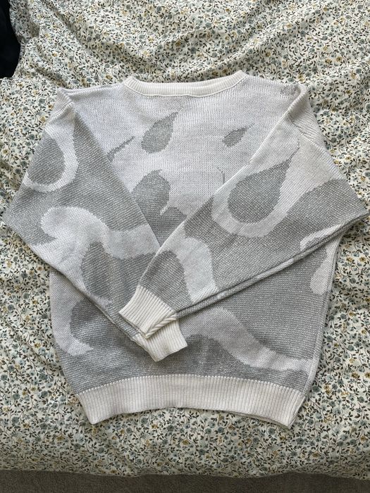 Szary sweter we wzory