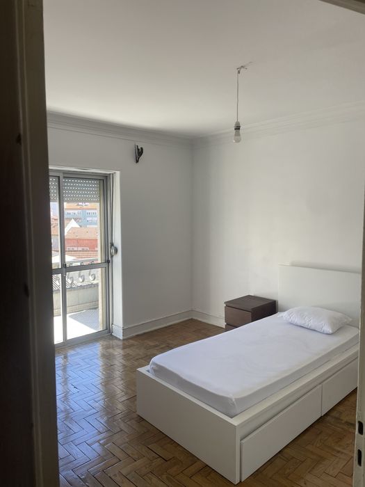 Aluga-se quarto em Almada