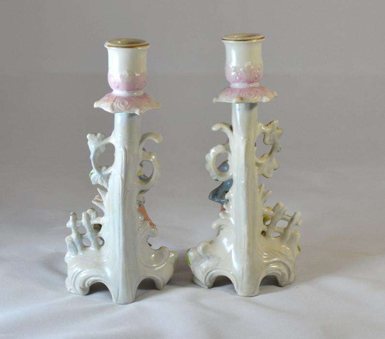 Par de castiçais em Porcelana Francesa do séc. XIX, pintados à mão