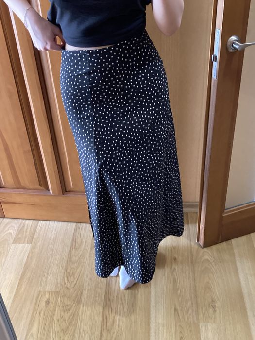 Чорна в крапку міді-юбка coosh