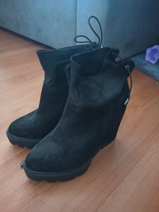 Botki na koturnie