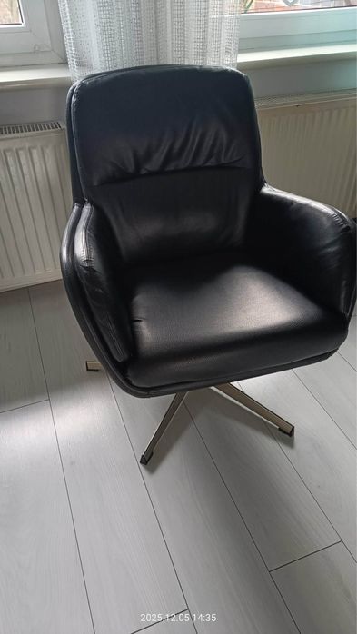 Fotel obrotowy thisted czarny bujany