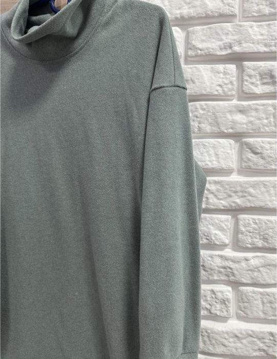 Продам сукню светер в рубчик з горловиною м-л