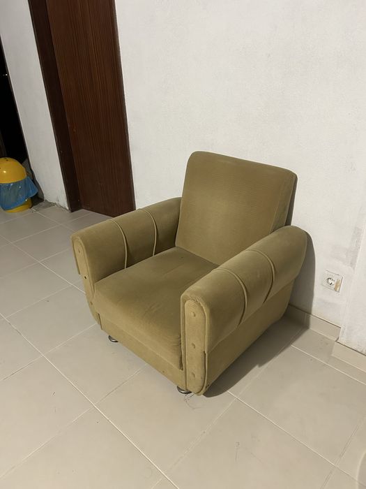 Poltrona bege com almofada