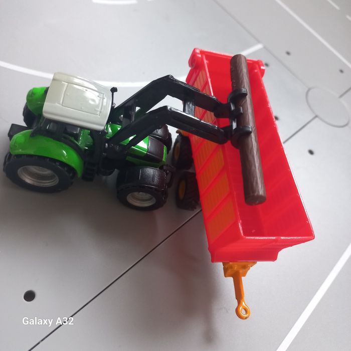Siku traktor John deere z ladowaczem czolowym I przyczepa fortuna