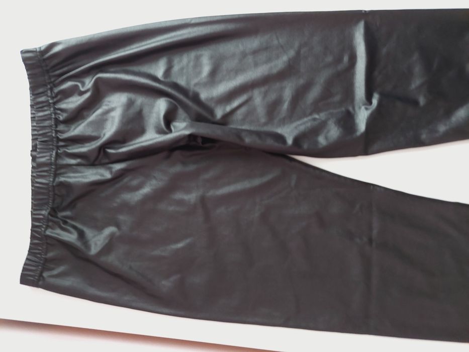 Czarne legginsy skórzane boohoo 40