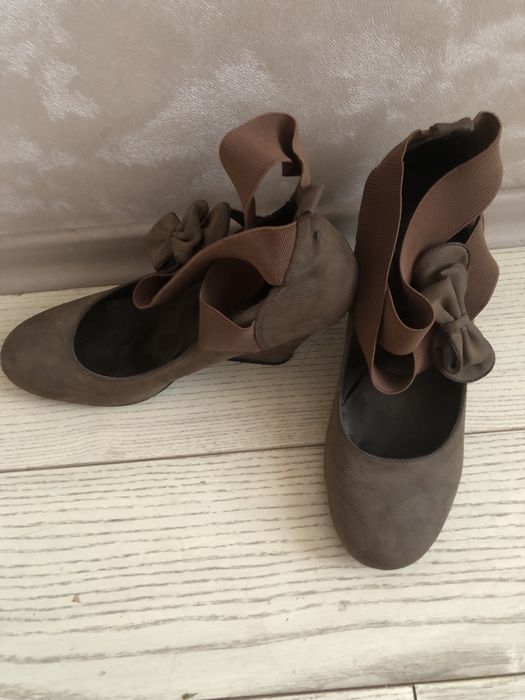 Отдам пару женской обуви 40 размер.