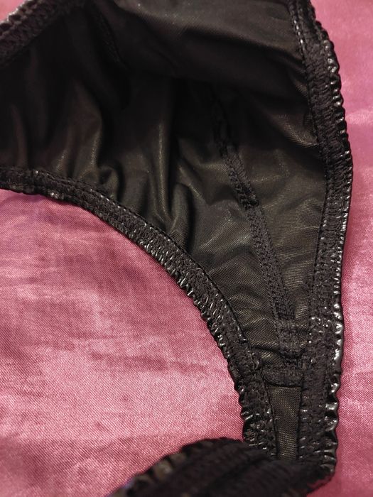 Stringi męskie lakierowane