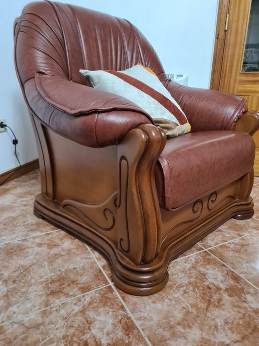 Sofá em castanho, revestido a pele