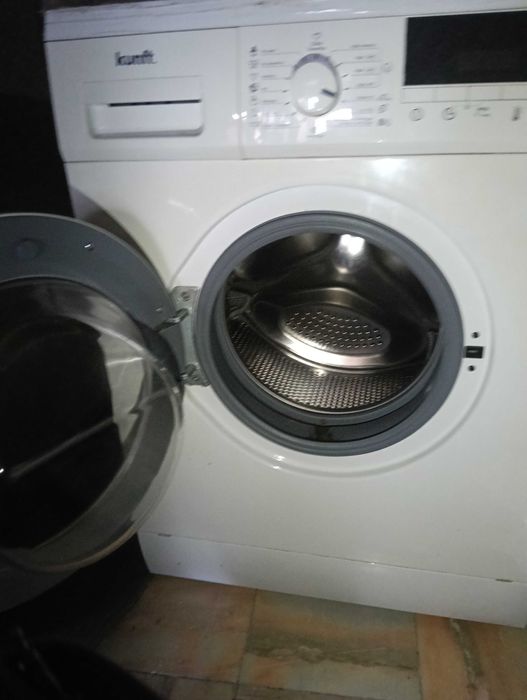 Como novo, máquina de lavar Roupa, está no Reis do chão, estou a despachar por motivos de mudança.