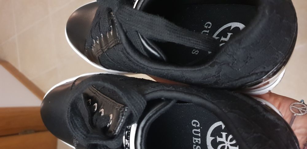 Sapatilhas Guess pretas, compensadas atrás