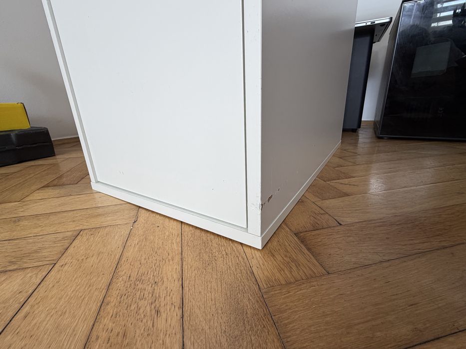 Biurko Ikea biale z jasno brazowym blatem 140x60