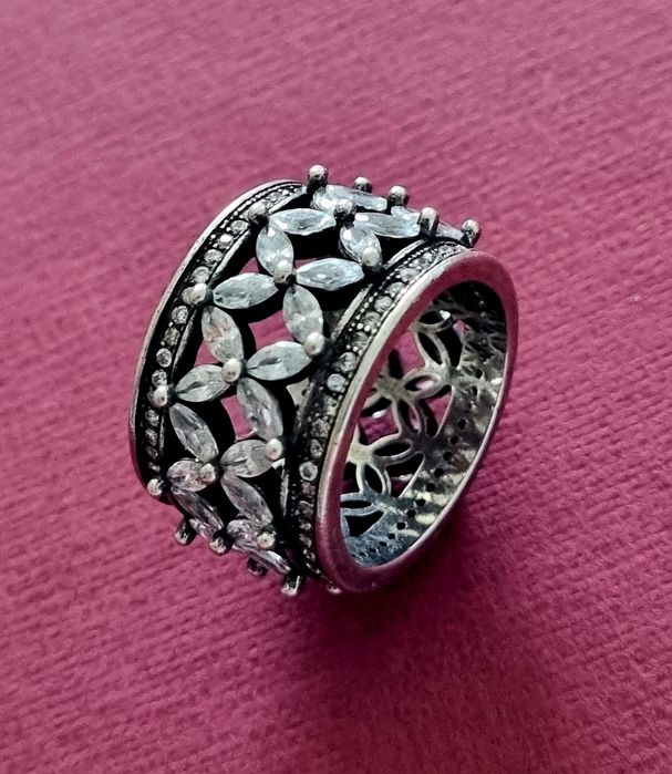 Anel prateado, em aço, com flores em pedras de vidro. T17