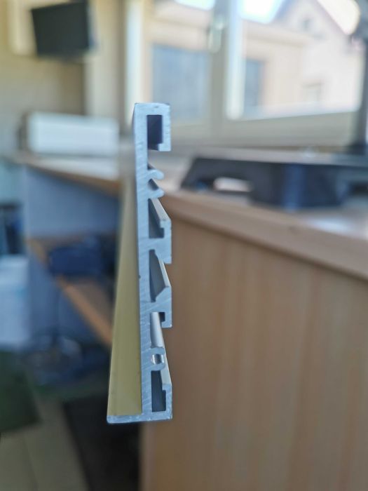 Listwy przypodłogowe metalowe
