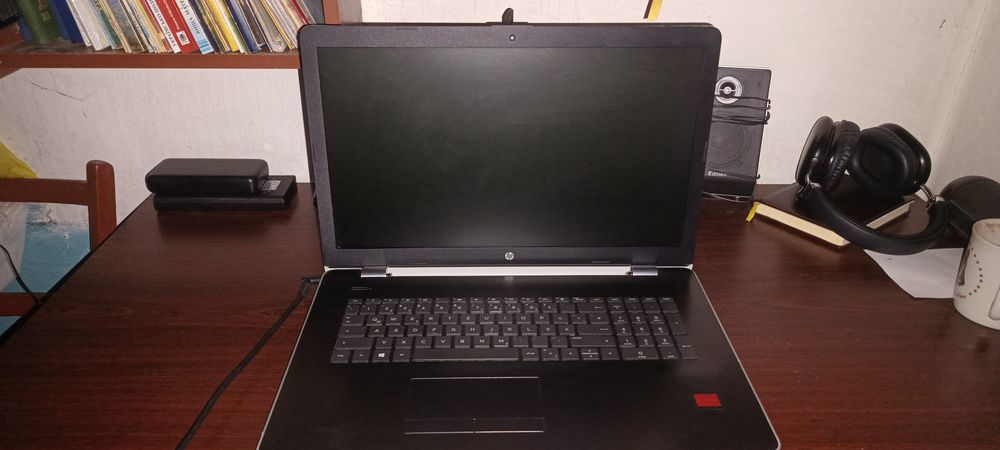 Ноутбук HP 17-bs. Intel Core і3-6006U. Відеокарта Radeon R5 M330 2 Gb. SSD 256 Gb. Екран  HD+