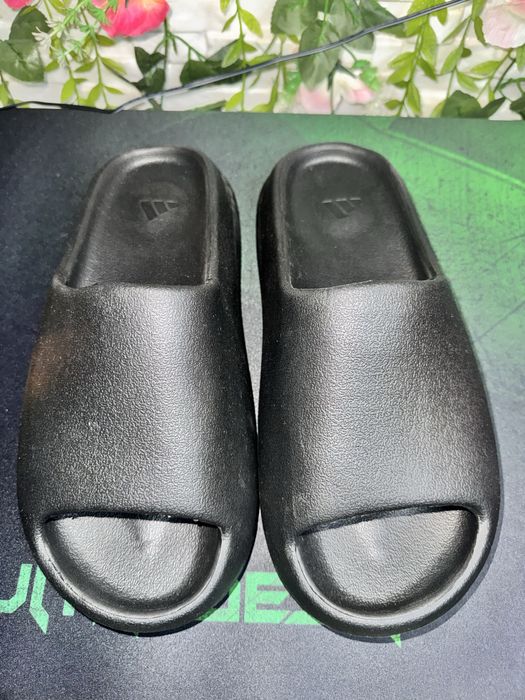 Yeezy slide black