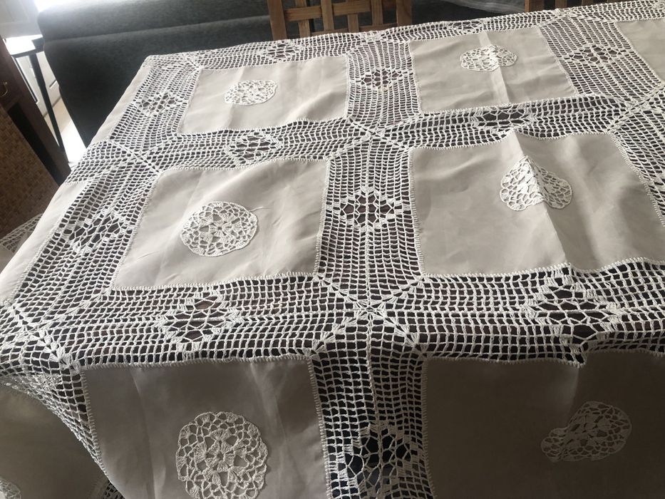 Toalha de mesa como nova e totalmente feita à mão