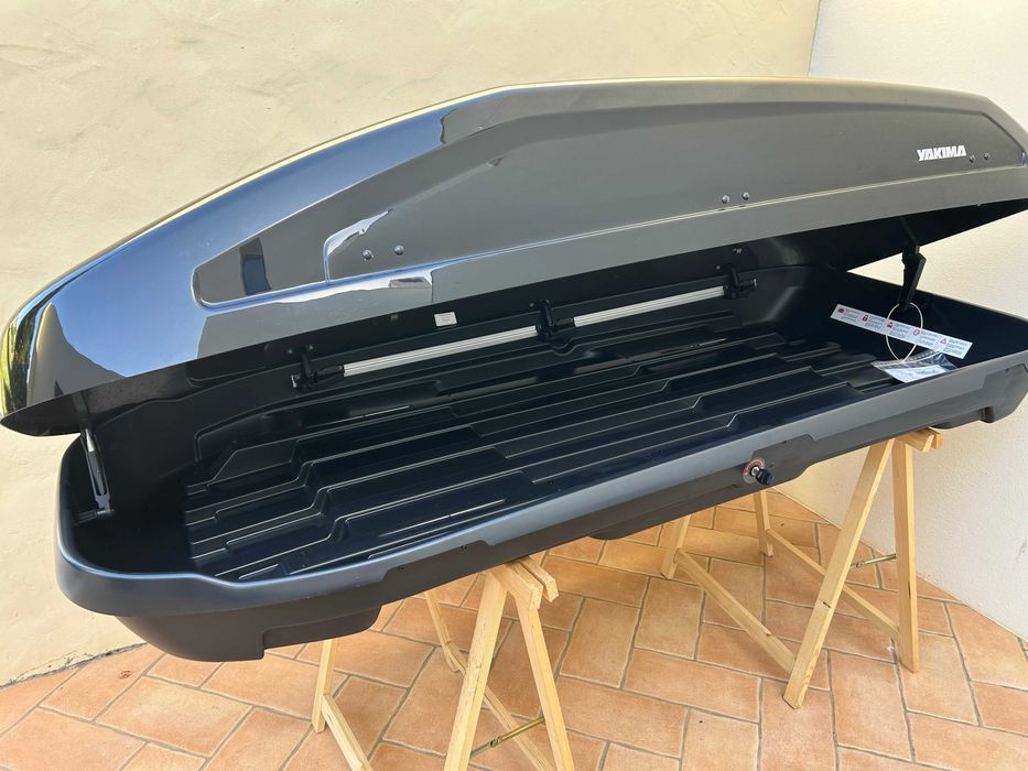 Yakima EasyTrip 550L Roof Box Gloss Black