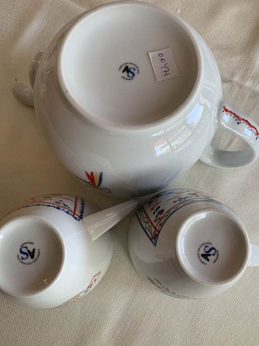 Conjunto de bule de chá e 2 canecas.