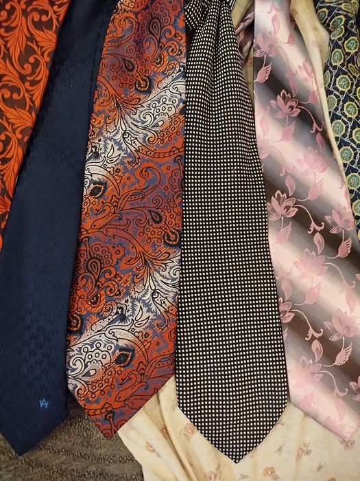 Продам новые галстуки