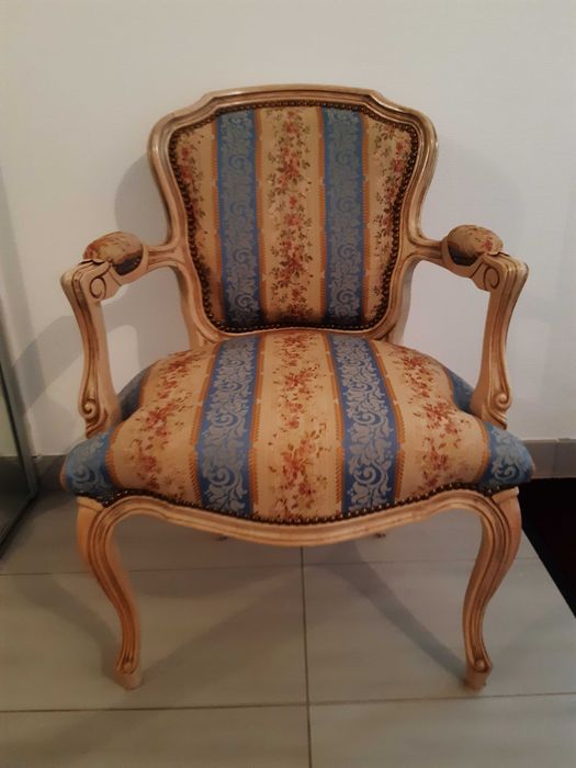 cadeira almofadada estilo Louis XV em excelente estado.
