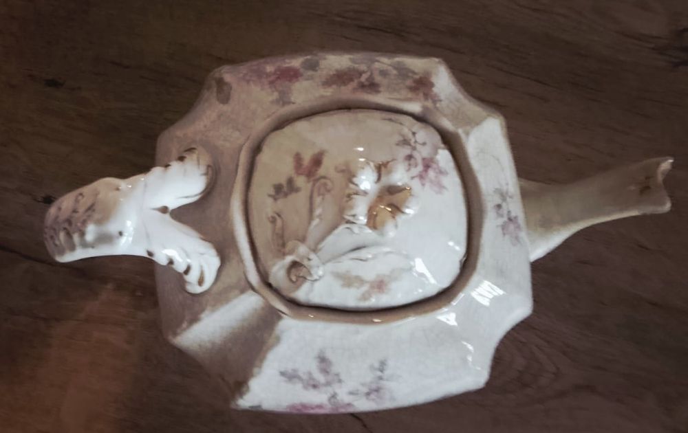 Bule antigo com bico quebrado