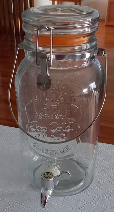 Jarro de vidro com torneira