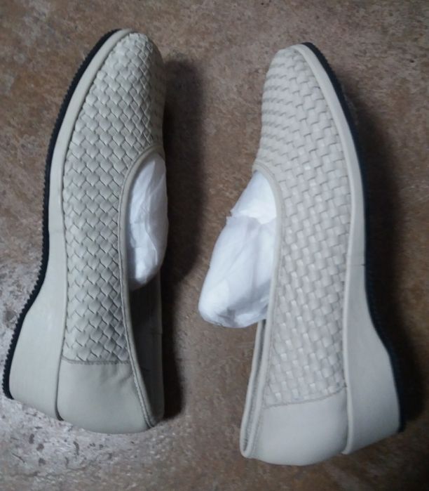 Sapatos de senhora e sapatos cerimônia novos