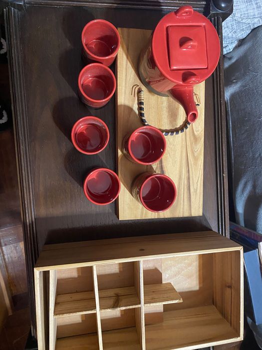 Vendo conjunto de chá novo, motivo japonês, com caixa em bambu.